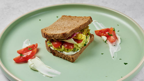 Avocado toast με ψωμί ολικής και τυρί κρέμα light
