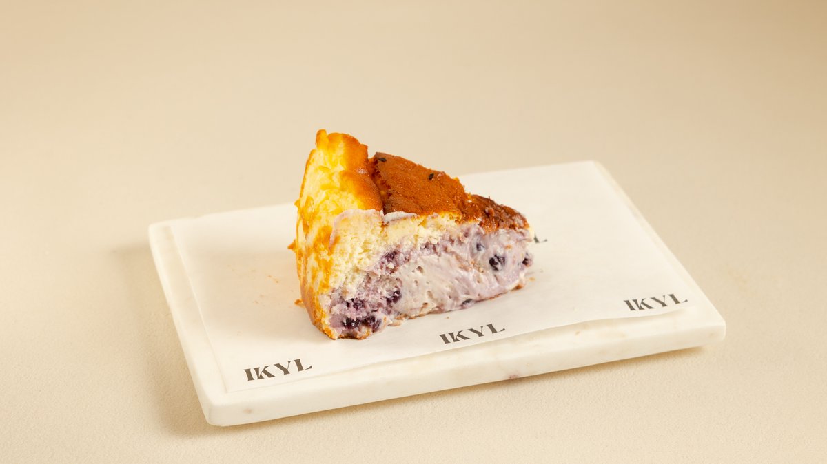 BASQUE CHEESECAKES  BERRIES